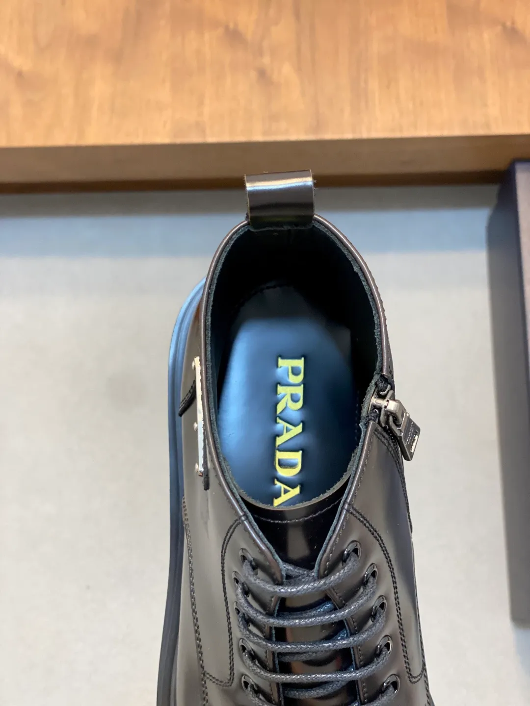 Men's men's shoes💰900 Prada/Prada Thick-soled formal wear shipped, same style at the counter, top-quality goods produced in Dongguan, those who know the goods should hurry up and start! New men's casual leather shoes, imported calfskin, shiny and translucent leather, uniform leather holes, fine texture, splicing and sewing technology, soft, comfortable and wrinkle-free, elegant Derby shoe shape, thickened and heavy-duty made, high-quality products that kill all currencies in the market, standard gold-label cowhide feet, calfskin lining, thickened rubber sole, durable and wear-resistant, ultra-light material, extremely comfortable for the upper foot, smooth surface, splicing lines, two styles to choose from, complete packaging! Size: 39-40-41-42-43-44 (45 customized) leather shoes